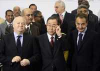 El presidente del gobierno español, José Luis Rodríguez Zapatero (derecha), posa con el secretario general de la ONU, Ban Ki-moon (centro), al término de la Reunión de Alto Nivel sobre Seguridad Alimentaria realizada en Madrid. Los acompaña Miguel Ángel Moratinos, el ministro español del Exterior