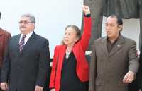 El embajador cubano Manuel Aguilera de la Paz, acompañado de la senadora Rosario Ibarra y el delegado José Luis Muñoz, montó una guardia de honor en el monumento a José Martí