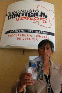 María del Socorro Guerrero muestra una foto de su esposo, Vicente Palomo, quien murió torturado en San Felipe, Guanajuato