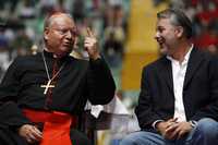 El cardenal Juan Sandoval Íñiguez, arzobispo de Guadalajara, y el gobernador de Jalisco, Emilio González Márquez, durante la inauguración del Congreso Nacional Juvenil Misionero, en julio de 2007. Además de la televisión, la Iglesia católica ha sido una de las principales beneficiarias de los donativos del mandatario con cargo al erario estatal