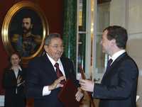 Los gobernantes Raúl Castro y Dimitri Medvediev, luego de la firma en Moscú de sendos acuerdos
