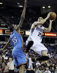 Kevin Durant (35), de Oklahoma, encara a Kevin Martin, de Sacramento, durante el partido de la NBA en que el equipo californiano ganó 122 a 118
