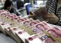 Una empleada bancaria cuenta billetes en Shenyang, en la provincia de Liaoning, en el noreste de China. Un alto ejecutivo del banco central del país asiático recientemente rechazó el señalamiento del nuevo secretario del Tesoro estadunidense, Timothy Geithner, de que Pekín manipula su moneda