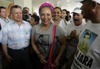 Llegada de la senadora colombiana Piedad Córdoba a la rueda de prensa ayer en Villavicencio, Colombia, para anunciar la entrega del ex gobernador del departamento de Metá, Alan Jara, que este martes será liberado por las FARC