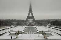 Autoridades de Francia reportaron una decena de accidentes y retrasos en vuelos por la nieve. La capital del país y localidades aledañas resintieron el fuerte temporal, que afecta buena parte de Europa. En la imagen, la plaza del Trocadero, en París