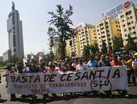 Trabajadores marcharon ayer en Santiago de Chile, en protesta por la crisis económica global que provoca despidos y el desempleo