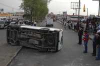 Transportistas del valle de México y de la línea Santa Clara que se disputan el control de rutas se enfrentaron ayer en varios puntos de Ecatepec, con saldo de 14 lesionados y 10 unidades dañadas
