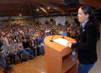 Panistas cuestionaron la viabilidad del padrón de adherentes y militantes activos para la selección de candidatos. Aquí, la lideresa local del blanquiazul, Mariana Gómez, durante una asamblea