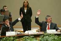 El consejero electoral Virgilio Andrade y el presidente del IFE, Leonardo Valdés Zurita, en el salón de plenos del instituto el 8 de enero pasado