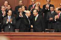 Felipe Calderón recibe el saludo de Guillermo Ortiz Mayagoitia, presidente de la Suprema Corte, en el Teatro de la República, de Querétaro, el jueves 5 de febrero