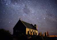 Habitantes de Tekapo, pequeña localidad de la isla sur de Nueva Zelanda, se han dado a la tarea de reforzar las acciones en pro del medio ambiente para seguir gozando de espectaculares vistas del firmamento. En la imagen, una capilla de piedra que se encuentra a la orilla del lago