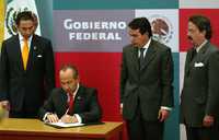 MEDIDAS CONTRA LA CRISIS. El presidente Felipe Calderón firma antes de enviarlas al Congreso dos iniciativas de ley para amortiguar el efecto de la crisis sobre los trabajadores; lo acompañan los secretarios de Trabajo, Javier Lozano; Economía, Gerardo Ruiz, y el director del IMSS, Juan Molinar Horcasitas