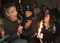 Miembros de organizaciones "en favor de la vida" y partidarios de la eutanasia se manifestaron ayer frente a la clínica La Quiete, en Udine, Italia, donde murió Eluana Englaro