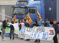 Trabajadores de Roca bloquearon ayer la entrada a una fábrica durante una protesta en Gava, cerca de Barcelona. Roca, una de las mayores fabricantes de accesorios de baño, suspendió temporalmente a mil 990 empleados