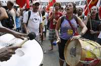 Brasileños protestan durante el Día Nacional contra Despidos de Trabajadores y Recorte de Salarios frente a la compañía minera Vale en Río de Janeiro