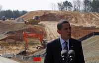 El presidente Barack Obama al visitar ayer una construcción en Springfield, Virginia, que forma parte de un gran proyecto de infraestructura en la entidad