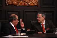 EN XICOTÉNCATL. Los legisladores Pablo Gómez, del PRD, y José González Morfín, del PAN, ayer en la sesión ordinaria del Senado