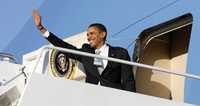 El presidente estadunidense Barack Obama al subir al avión oficial en Washington rumbo a Chicago