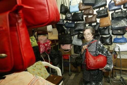 Esta es la tienda en la Lagunilla donde se pueden comprar bolsas