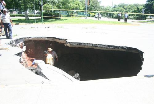 La Jornada: Granier llama a Calderón a realizar una reingeniería total de  Tabasco