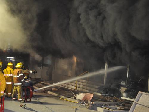 La Jornada: Mueren en incendio 6 empleadas de tienda Coppel