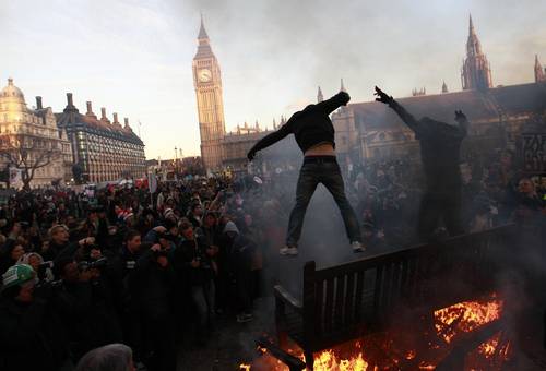 La Jornada: Marchas violentas en Londres; aprueba el Parlamento triplicar  cuotas universitarias