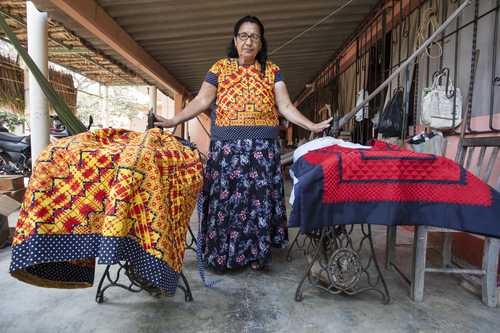 La Jornada: Indígenas oaxaqueñas de Santa Rosa, bordadoras de la identidad  zapoteca