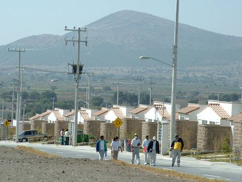 La Jornada: Abandonadas, al menos 400 mil viviendas financiadas por el  Infonavit en el Edomex