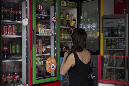 Por fin llegó el refrigerador de Coca-Cola a la tiendita 