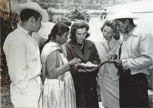 Elena Poniatowska, a su derecha, Elena Garro, con campesinos