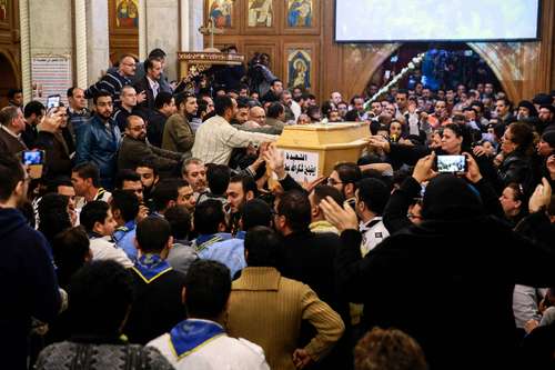 La Jornada: Un hombre abre fuego en iglesia copta de Egipto y mata a 11 personas La Jornada: Un hombre abre fuego en iglesia copta de Egipto y mata a 11 personas