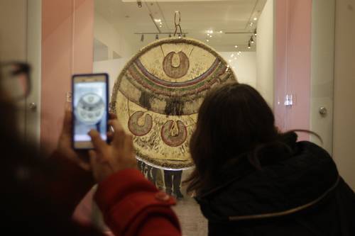 Develan el esplendor de Chimalli, escudo mexica de arte plumario