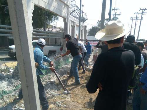 Ejidatarios ocupan termoeléctrica de CFE en Chiconautla; exigen restitución de tierras
<br>