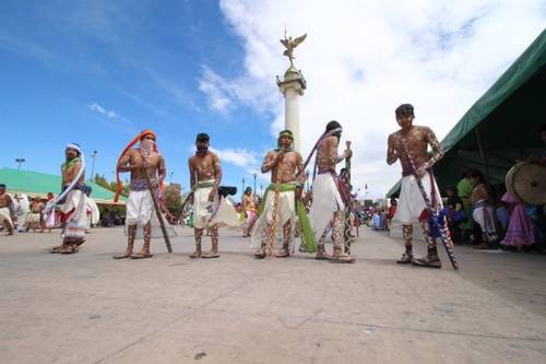 Con la danza de pintos y fariseos, los rarámuris celebran Semana Santa