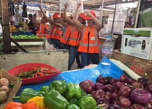 Bailarines toman los pasillos de los mercados de la CDMX