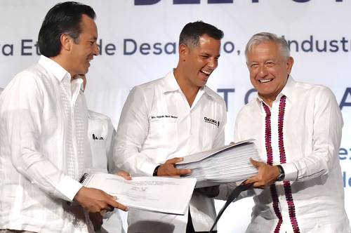 Atestigua López Obrador firma del Pacto Oaxaca