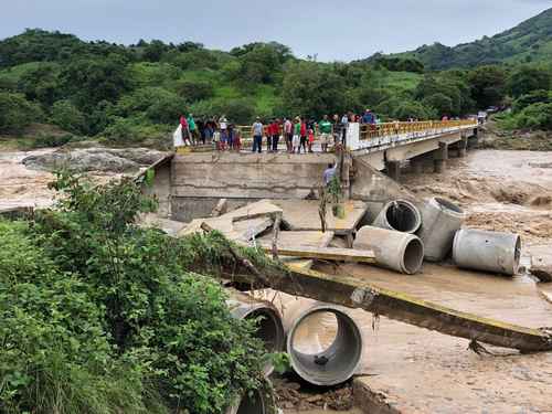 Destruye Narda parte de un puente que comunica a Guerrero y Oaxaca