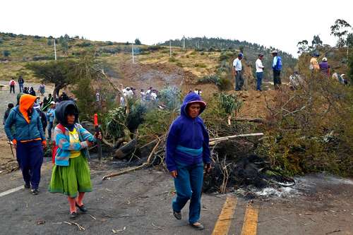 Crecen movilizaciones en Ecuador; indígenas bloquean carreteras