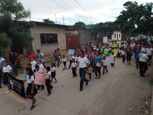 Marchan 500 en Juchitán; exigen reconstruir aulas