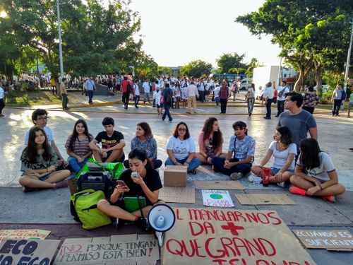 Manifestaciones en favor y en contra de megaproyecto hotelero en Cancún 