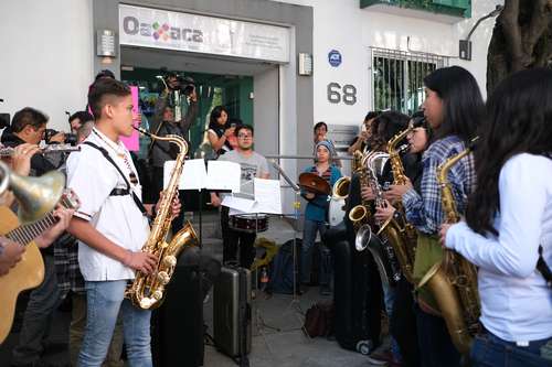 Exigen justicia para música atacada con ácido en Oaxaca