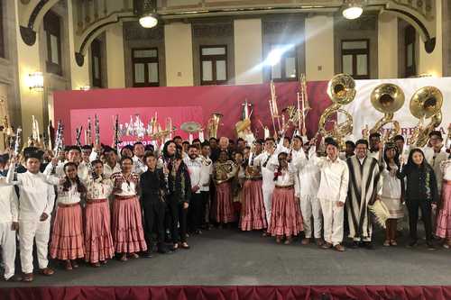 Entre música de Oaxaca, AMLO entrega instrumentos a jóvenes artistas indígenas