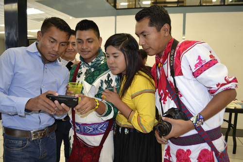 Jóvenes wixáritari participan en el III Encuentro de Estudiantes Universitarios de Pueblos Originarios. Tepic, Nayarit, 2018. Alondra Barba