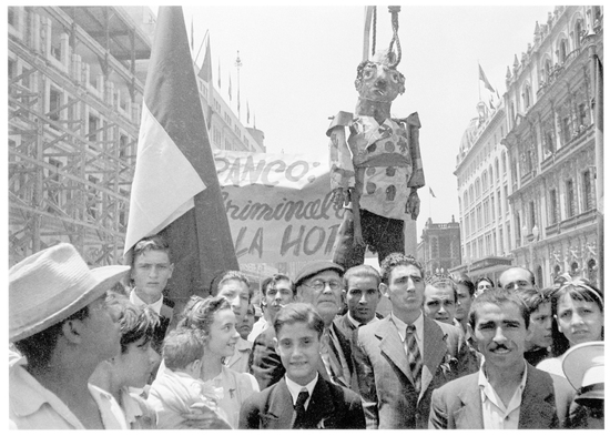 Manifestación en la plaza de Santo Domingo, en la Ciudad de México, para apoyar a la República Española.  Archivo personal de las familias Cárdenas Solórzano y Cárdenas Batel.