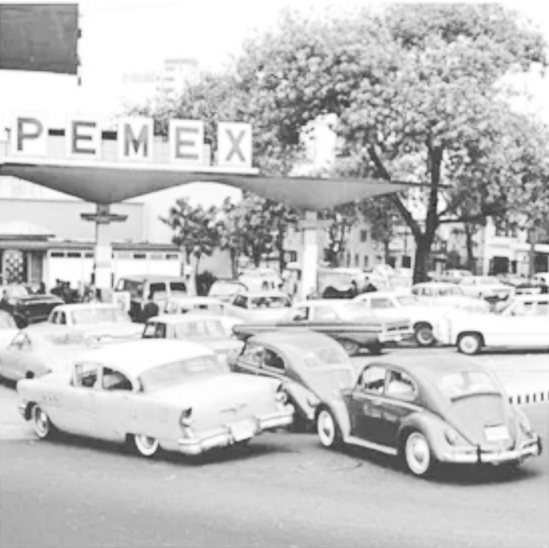 Una estación de servicio de Pemex y un  expendio de Petróleos de México (Petromex), empresa fundada en 1933 principalmente con capital del gobierno. Archivo histórico de Pemex.