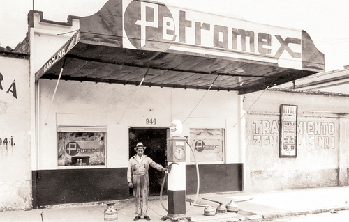 Una estación de servicio de Pemex y un expendio de Petróleos de México (Petromex), empresa fundada en 1933 principalmente con capital del gobierno.