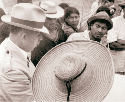 Lázaro Cárdenas conversa con habitantes de la cuenca del río Balsas.