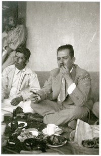 el General comiendo con campesinos. Archivo personal de las familias Cárdenas Solórzano y Cárdenas Batel.