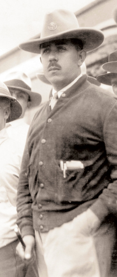 Simón Cortés Reina, comandante rebelde cristero, se rinde ante el general Lázaro Cárdenas en Santa María de Guido, municipio de Morelia, Michoacán, 1929.