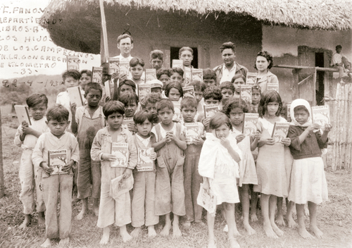 Hijos de campesinos con libros de texto sobre educación socialista. Archivo personal de las familias Cárdenas Solórzano y Cárdenas Batel.